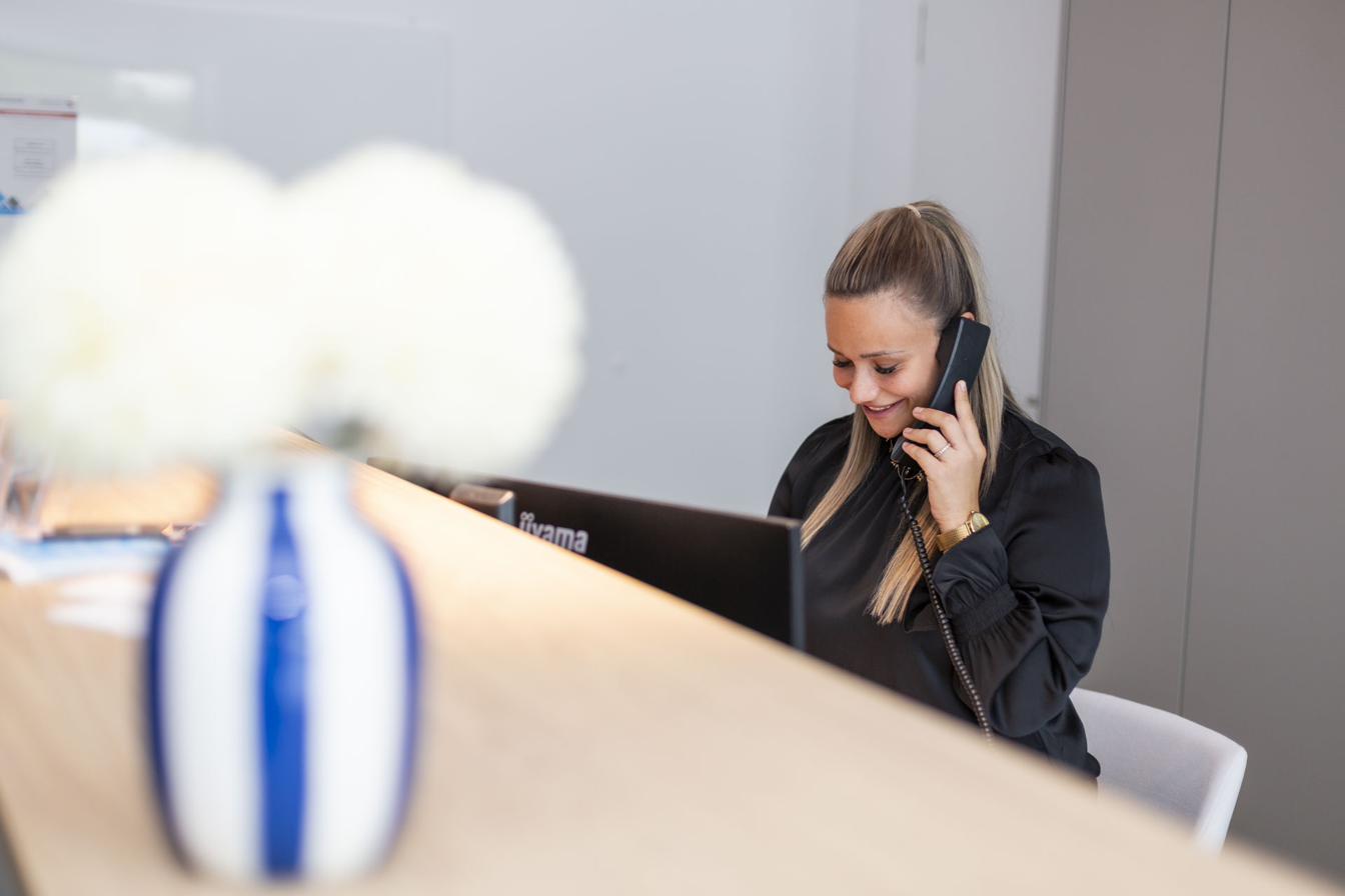 Empfangsmitarbeiterin am Telefon