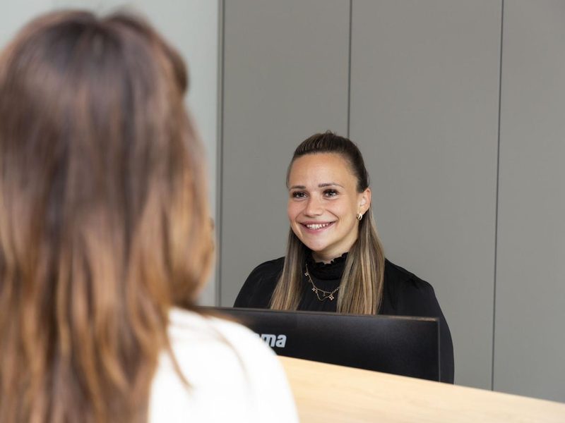 Empfangsbereich – Mitarbeiterin der Simplify Group bei der Büroreinigung in Kelkheim
