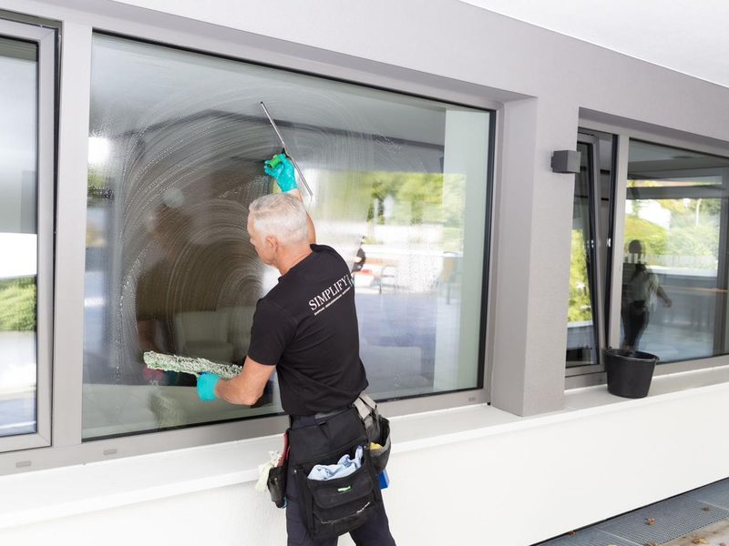 Fensterreinigung außen an einem Kelkheimer Bürogebäude