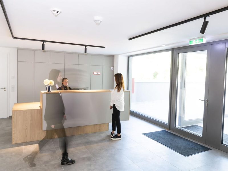 Mitarbeiterin der Simplify Group im Einsatz – Büroreinigung Main-Taunus