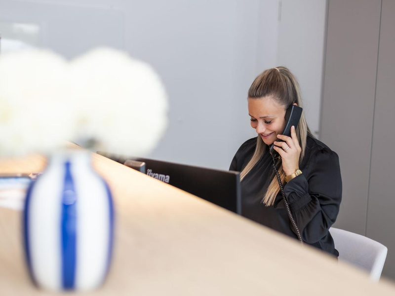 Saskia Jasyk am Telefon – Eine Nummer, eine Ansprechpartnerin